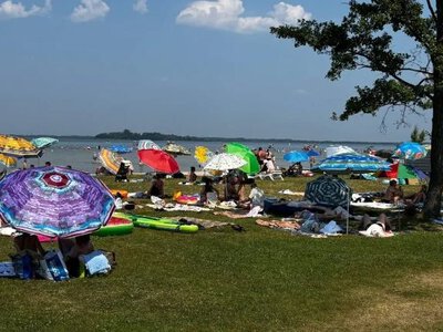 Світязь «тріщить по швах» від туристів