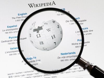 Вікіпедія закрила двері для ШІ: чому ботам не дадуть правити статті