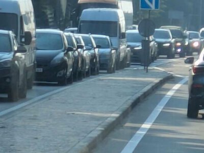 Київ стоїть у заторах: рух на під’їзді до столиці майже зупинено
