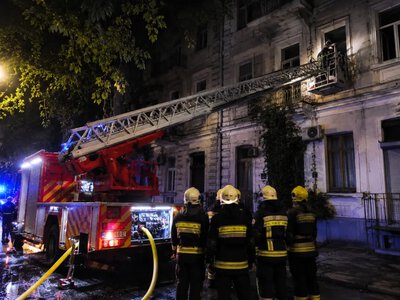 В Одесі через необережність під час куріння сталася пожежа в квартирі: постраждав чоловік