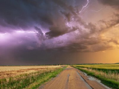 Коли спаде спека та де в Україні очікуються грози зі зливами