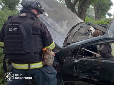  Рятувальники визволили пораненого водія із понівеченого авто після ДТП в Олександрівській громаді 
