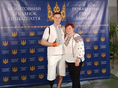 «Сила духу і молитви»: як військовий після ампутацій повернувся до життя, водить авто й будує плани на майбутнє