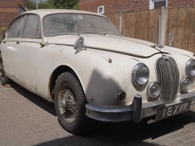 Культовий Jaguar 60-х простояв занедбаним понад пів сторіччя (ВІДЕО)