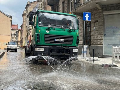 Спека плавить дороги: в Україні масово заливають асфальт водою через +38