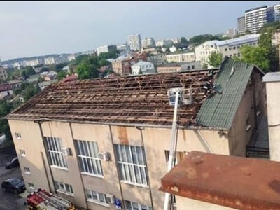 Зірваний дах, повалені дерева, вибиті шибки: кадри бурі зі Львова