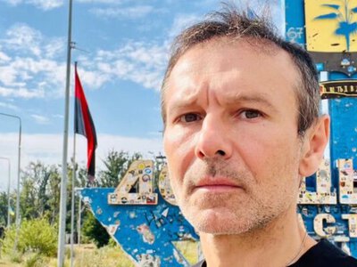 Тепер я розумію. Вакарчук, який співає у холодильнику, став новим мемом у Threads (фото)