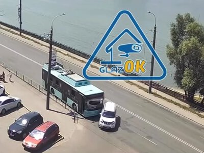 ДТП у центрі Хмельницького: джип «підрізав» тролейбус (ВІДЕО)