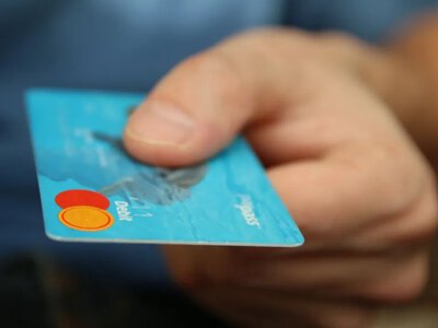 Українцям обмежили зняття готівки у банкоматах: які ліміти діятимуть з 1 липня 