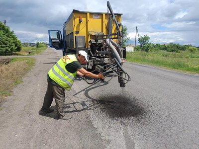 На дорогах Прикарпаття тривають ремонтні роботи: ліквідують зсуви та оновлюють покриття