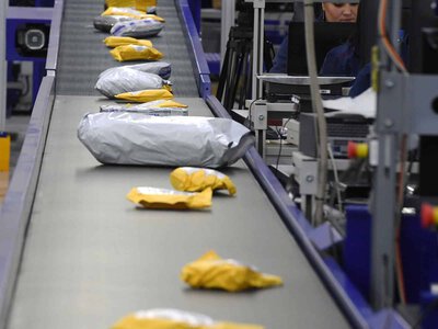 З 1 липня посилки до ЄС стануть дорожчими: хто платитиме новий збір у 3 євро