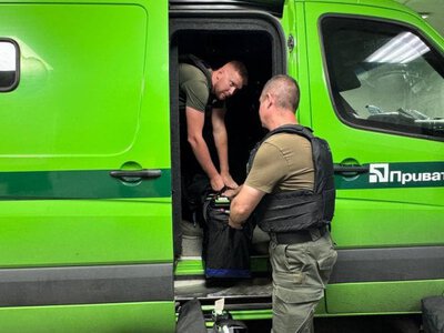 ​Гривні для українців: як інкасатори возять готівку у «гарячі точки»