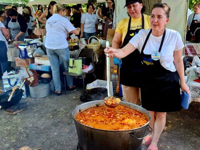 Маріупольці долучилися до встановлення рекорду України з приготування 1500 літрів борщу (фото)