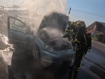 У Сарнах під час руху загорівся легковик 