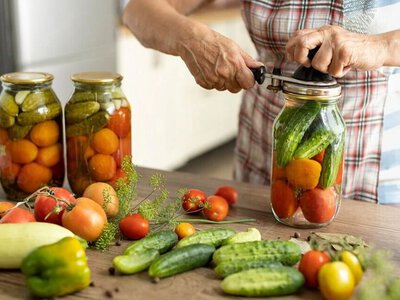 Не всі кришки для консервації однакові: які краще обрати — білі чи жовті