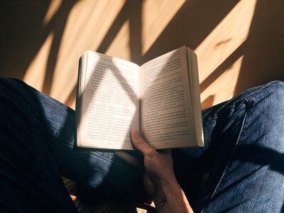 Люди масово повертаються до старих книг: психологи пояснили, що за цим стоїть