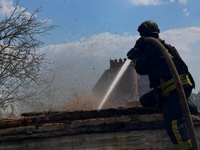 Окупанти атакували Комишани з БпЛА: на місцях влучань зайнялись пожежі (фото)