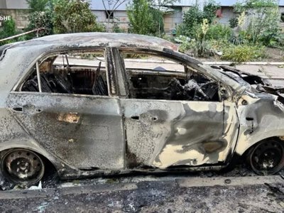 У центрі Херсона дрон РФ атакував авто, поранено трьох чоловіків