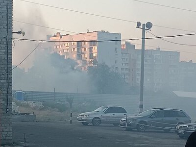 У Миколаєві спалахнув пустир: вогонь підступає до парковки