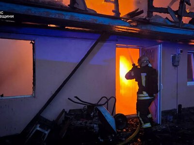 Вогонь охопив господарську будівлю на Броварщині: рятувальники працювали до світанку