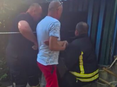 Буковинка впала до криниці: довелось викликати рятувальників