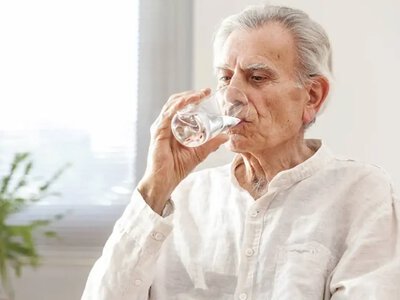 Скільки води потрібно пити людям похилого віку: лікар назвав головну помилку після 60 років