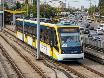 У Києві зупинилися швидкісні трамваї: пасажирів перевозять автобусами. ВІДЕО