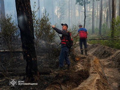 На півночі Житомирщини горів ліс: пожежу ліквідовували понад 20 вогнеборців