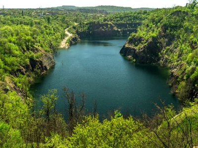 Затоплений гранітний гігант: що приховує Карачунівський кар'єр на Дніпропетровщині та чому туди масово їдуть екстремали