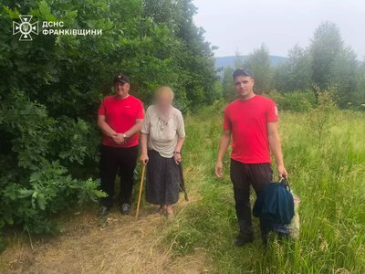 Гірські рятувальники знайшли в лісі 80-річну мешканку Прикарпаття, яка заблукала