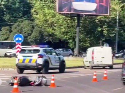 Зіткнулися авто і мотоцикл: у Луцьку на кільці – ДТП