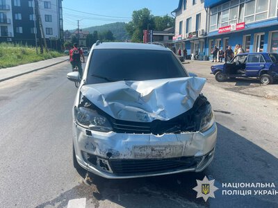 У Кременці під час обгону зіткнулися Volkswagen і ВАЗ: водій звернувся до лікарів