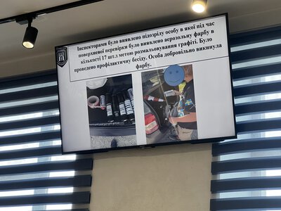 У Франківську муніципали запобігли можливому розмальовуванню графіті: у чоловіка виявили 17 балончиків фарби