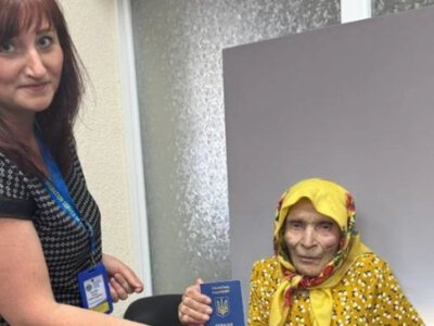 На Вінниччині жіка, якій майже 100 років, вперше оформила закордонний паспорт