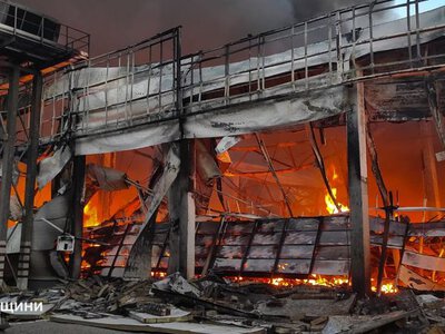 Росіяни атакували “шахедами” будівельний супермаркет на Миколаївщині: зайнялася масштабна пожежа