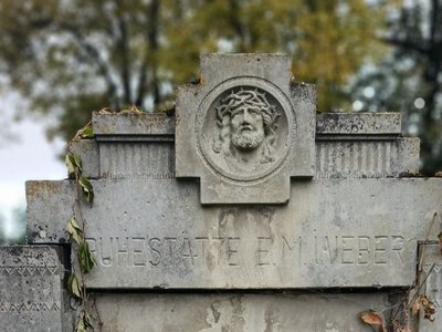Не лише легенда про вампіра: що насправді приховують старі кладовища міста