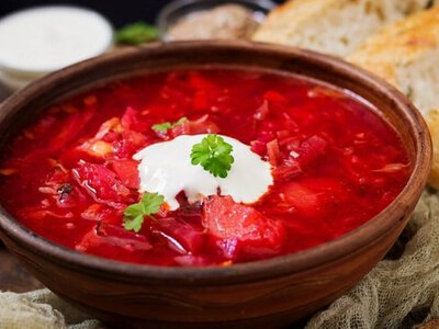 Ефективні способи додавання буряка до борщу для збереження яскравого кольору страви
