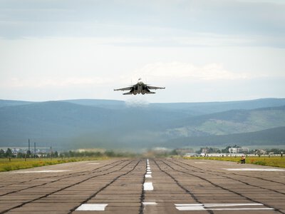 Російські винищувачі сідають із парашутом: чому США давно відмовилися від цього