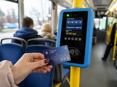 Електронному квитку в Києві — 9 років: як змінилася система оплати проїзду в громадському транспорті