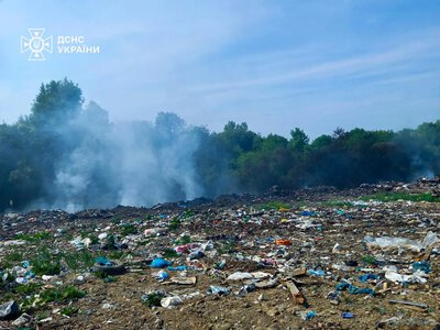 На Львівщині гасять пожежу на колишньому сміттєзвалищі, її площа сягає 750 кв. м