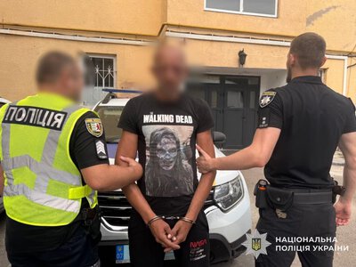 Криваве застілля на Берегівщині: чоловік ударив знайомого сокирою та втік