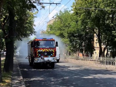 У Рівному працівники ДСНС допомагають комунальникам поливати дороги