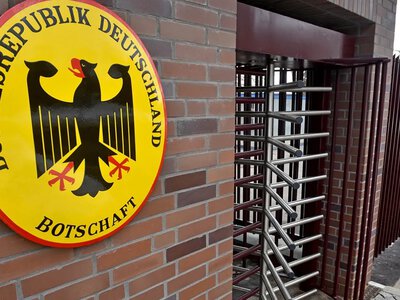 Німеччина закликала своїх громадян залишити Росію