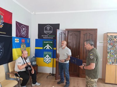 У Гадячі військовослужбовцю Олександру Козюрі вручили відзнаку