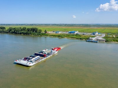 На румунському боці біля Орлівки утворилися великі черги на паромній переправі