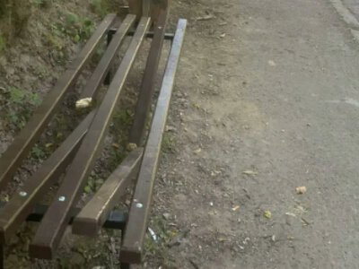 У Горохові на вулиці Парковій невідомі пошкодили нові лавочки