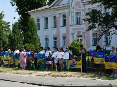 У Зарічному родини безвісти зниклих військових вийшли на тиху акцію