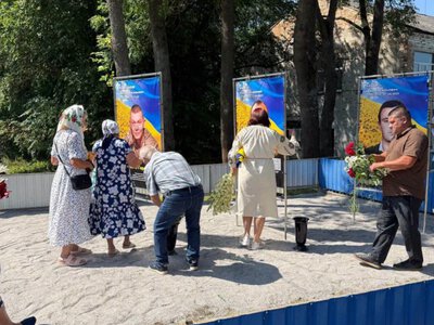 У Кривошиях відкрили Алею пам’яті на честь трьох полеглих Захисників України