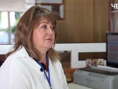 20 років працює диспетчеркою автовокзалу: історія Людмили Остапенко, що проводжає пасажирів у дорогу (Відео)