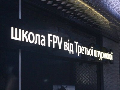 У центрі Коломиї працює мобільна школа FPV - кожен може спробувати себе в ролі пілота
